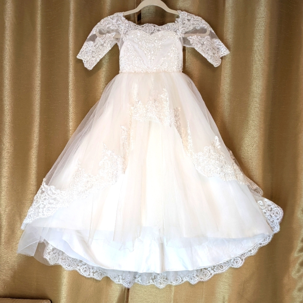 Girls Elegant Lace White Dress Size 4/5. Adorable Flower Girl, Communion, Formal